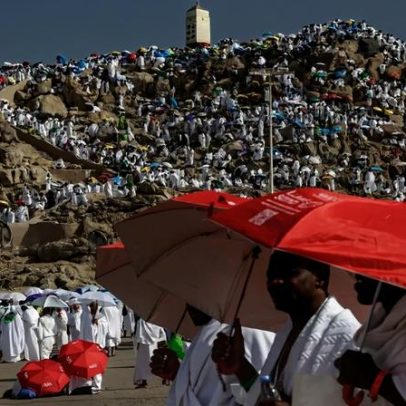 Peregrinos enfrentam calor intenso no Monte Arafat durante a Hajj