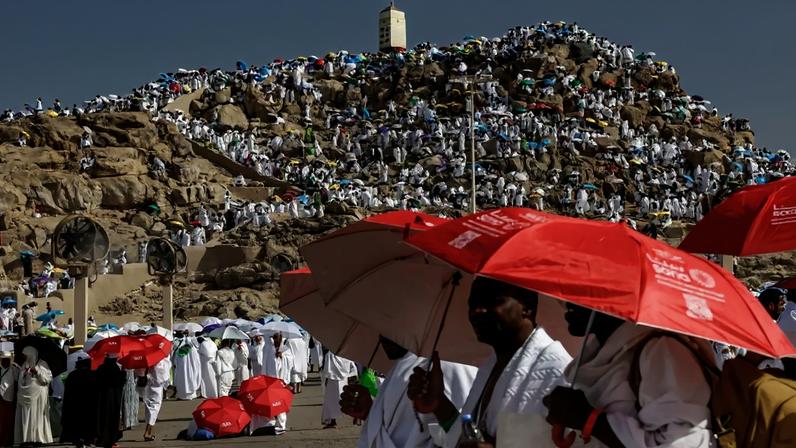 Muçulmanos tentam se proteger do forte calor durante a peregrinação a Meca – foto: Zain Jaafar/AFP