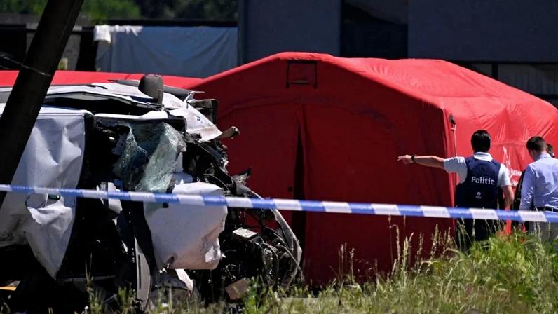 Acidente de trem com micro-ônibus escolar mata 2 crianças e 2 adultos na Bélgica