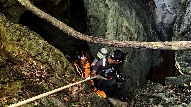 Mergulhadores resgatam cinco de sete pessoas presas em caverna no Laos