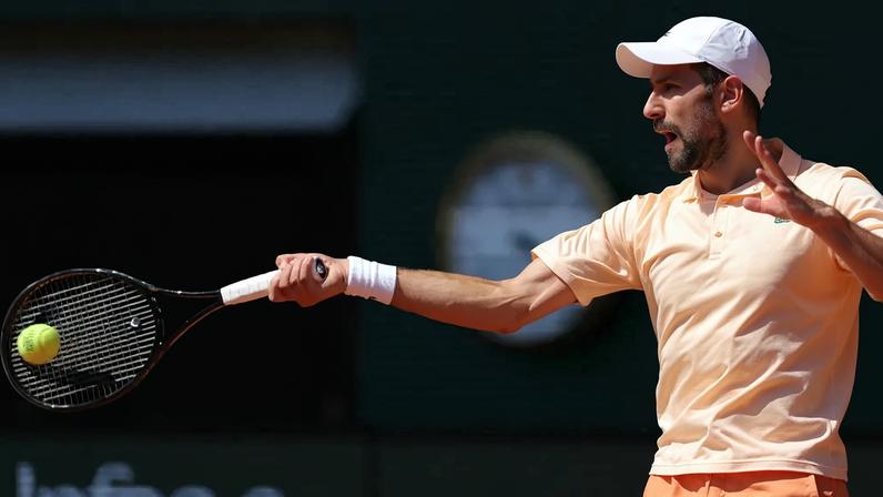 O sérvio Novak Djokovic na vitória na segunda rodada de Roland Garros contra o francês Valentin Royer (Foto: Thomas SAMSON / AFP)