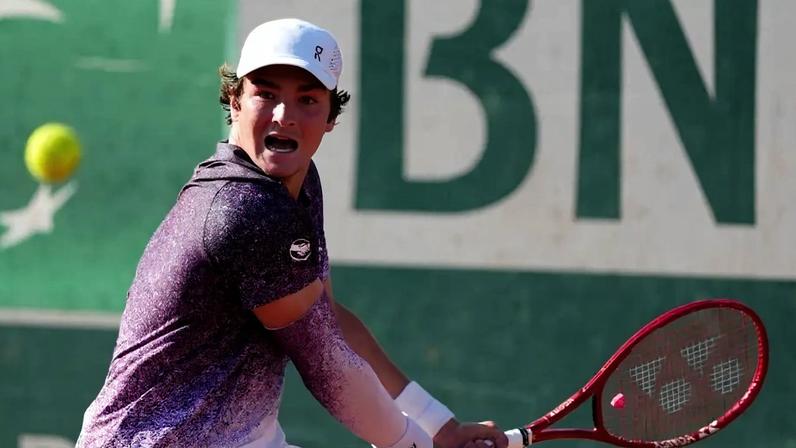 João Fonseca na segunda rodada de Roland Garros contra o croata Dino Prizmic (Foto: Dimitar DILKOFF / AFP)