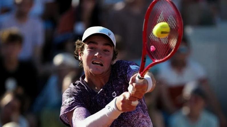 João Fonseca na segunda rodada de Roland Garros contra o croata Dino Prizmic (Foto: Dimitar DILKOFF / AFP)