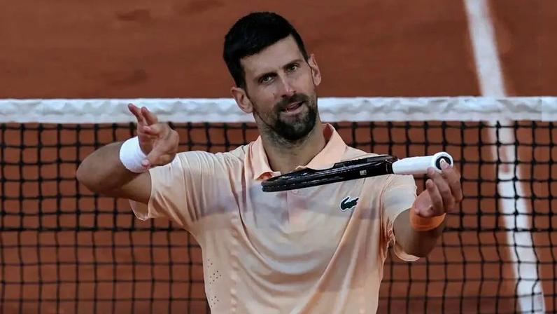Novak Djokovic comemora a vitória na segunda rodada de Roland Garros (Foto: Thomas SAMSON / AFP)