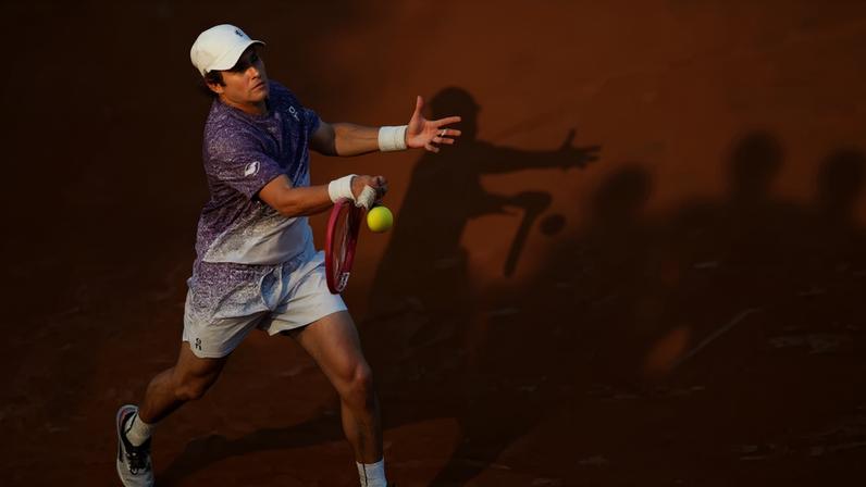 João Fonseca na vitória sobre o croata Dino Prizmic na segunda rodada em Roland Garros (Foto: by Dimitar DILKOFF / AFP)