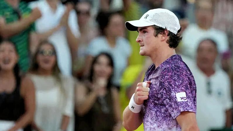 O brasileiro João Fonseca reage a um ponto contra o croata Dino Prizmic durante a partida de simples masculina no quarto dia do torneio de tênis de Roland Garros, em Paris (Foto: Dimitar Dilkoff / Afp)