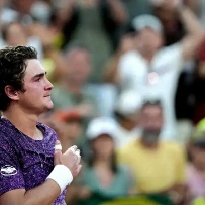 João Fonseca entra em trio com Sinner e Alcaraz após virada sobre Djokovic