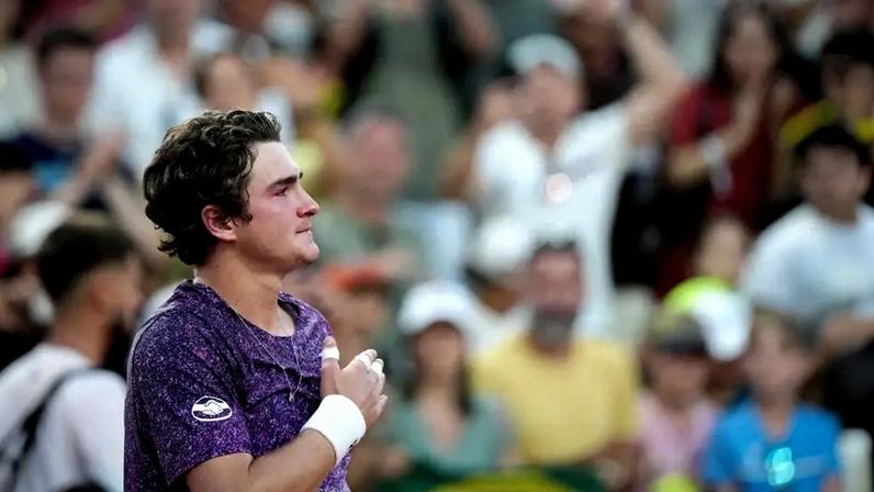 A emoção de João Fonseca com a vitória de virada sobre o croata Dino Prizmic em Roland Garros (Foto: Dimitar DILKOFF / AFP)