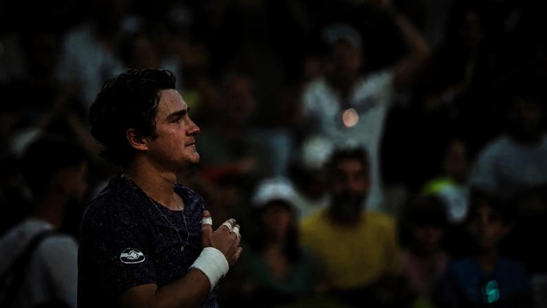 A emoção de João Fonseca com a vitória de virada sobre o croata Dino Prizmic em Roland Garros (Foto: Dimitar DILKOFF / AFP)
