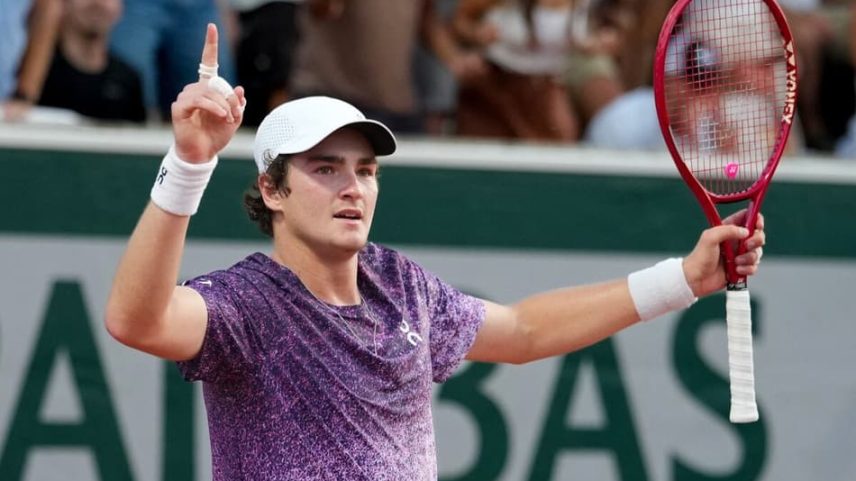 João Fonseca celebra a virada sobre o croata Dino Prizmic em Roland Garros (Foto: Dimitar DILKOFF / AFP)