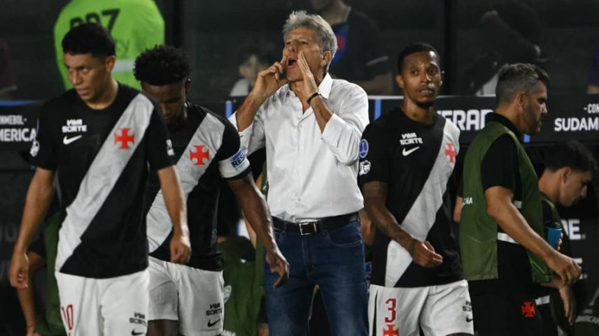 Renato Gaúcho e jogadores do Vasco durante partida contra o Barracas Central (Foto: Mauro Pimentel/AFP)