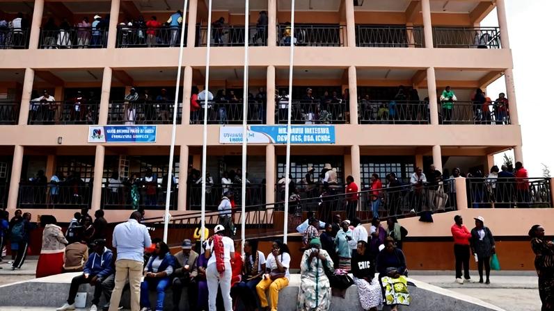 Familiares de estudantes se reúnem junto ao prédio administrativo do internato que pegou fogo no Quênia – foto: Simon Maina/AFP