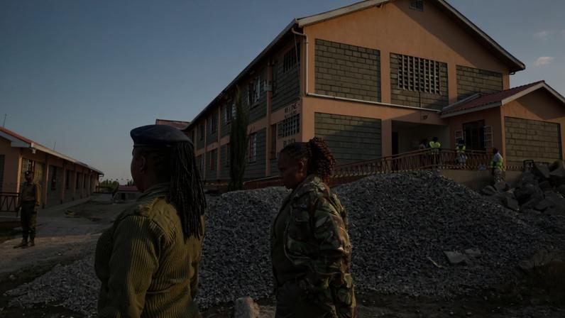 Policiais vistoriam a escola atingida por incêndio que deixou 16 mortes no Quênia - foto: Simon Maina/AFP