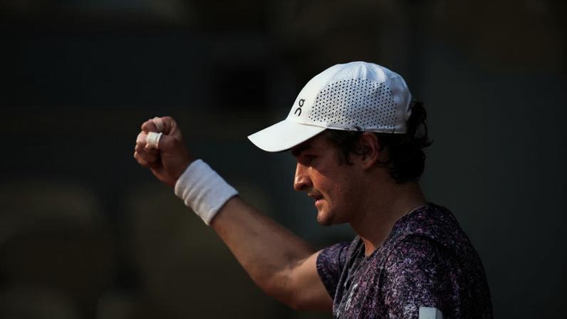 João Fonseca comemora ponto contra o sérvio Novak Djokovic (Foto: Dimitar DILKOFF / AFP)