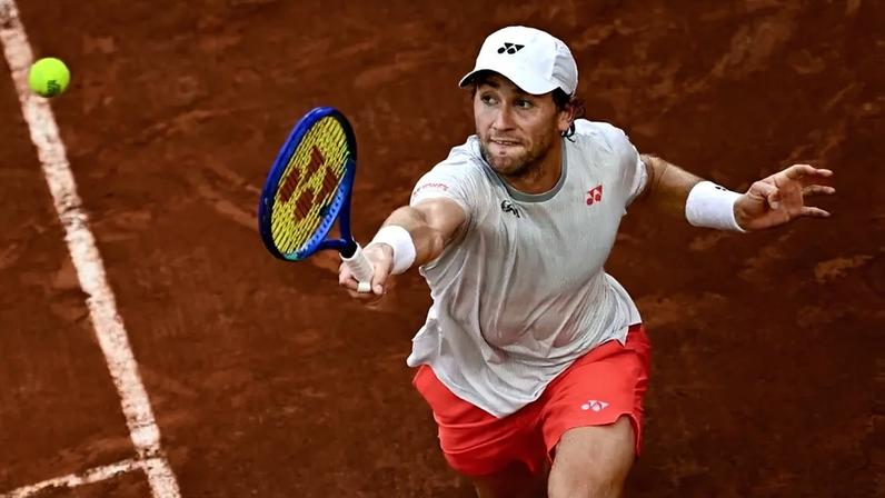 O norueguês Casper Ruud na vitória sobre o americano Tommy Paul em Roland Garros (Foto: JULIEN DE ROSA / AFP)