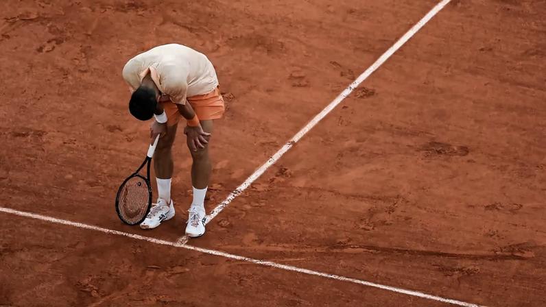 O sérvio Novak Djokovic reage durante a partida de simples masculina contra o brasileiro João Fonseca no sexto dia do torneio de tênis de Roland Garros, na quadra Philippe-Chatrier, em Paris (Foto: Thomas Samson / Afp)