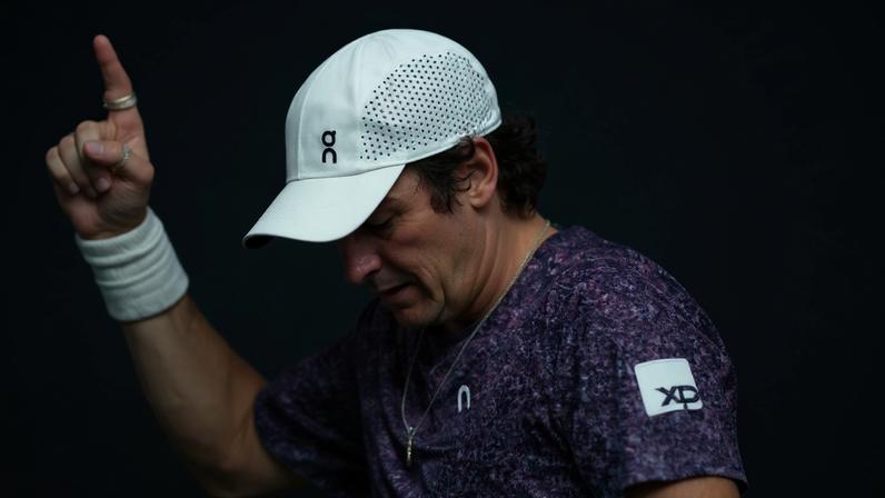 João Fonseca aplaude a torcida após a maior virada da carreira, contra Novak Djokovic (Foto: Dimitar DILKOFF / AFP)