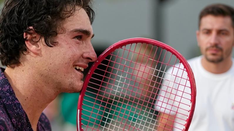 João Fonseca parecia não acreditar na maior virada da carreira, contra Novak Djokovic (Foto: Dimitar DILKOFF / AFP)