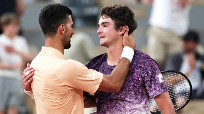 Novak Djokovic parabeniza João Fonseca após a virada em Roland Garros (Foto: Dimitar DILKOFF / AFP)