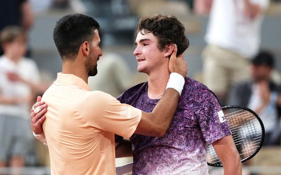 Novak Djokovic parabeniza João Fonseca após a virada em Roland Garros (Foto: Dimitar DILKOFF / AFP)