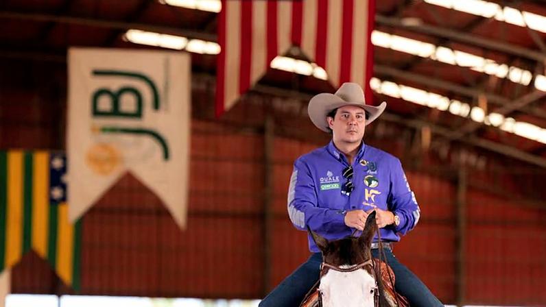 Fabrício Batista montado na égua Heart of América, irmã própria (mesmo pai e mãe) de Maverick, o principal garanhão do grupo