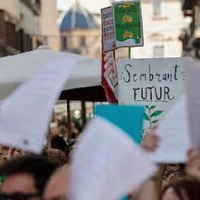 120 diretores de centros valencianos renunciam em apoio a professores em greve