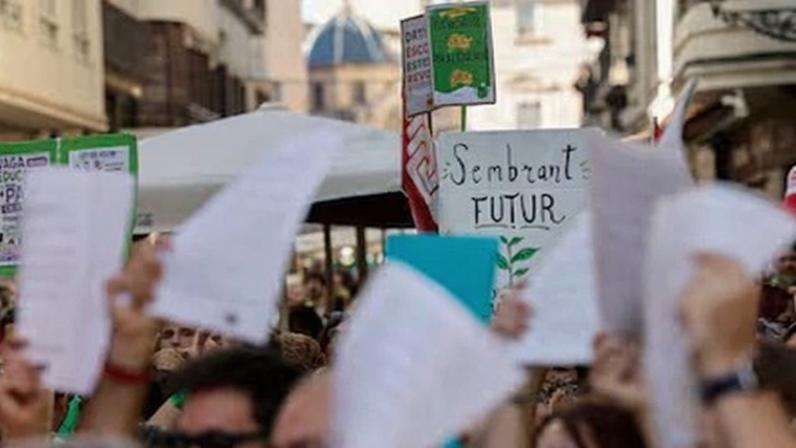 El profesorado en huelga reclama la dimisión de la consejera en las inmediaciones de Les Corts.