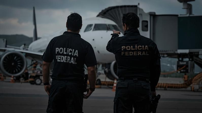 Membro do grupo hacker de Vorcaro é preso em Dubai e deportado ao Brasil