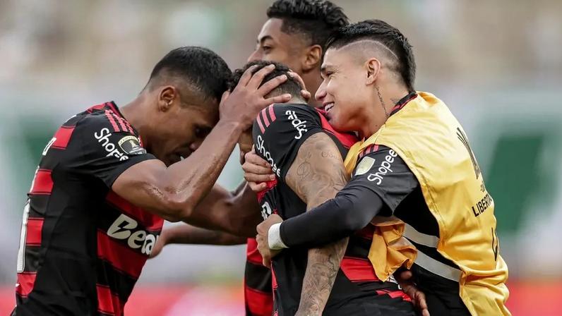 Flamengo avança na renovação de Alex Sandro e definição após a Copa