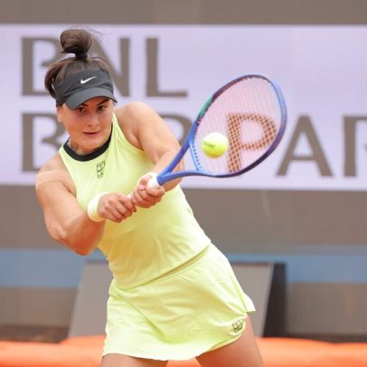 Andreescu vence estreia e encara Bencic; Zheng avança