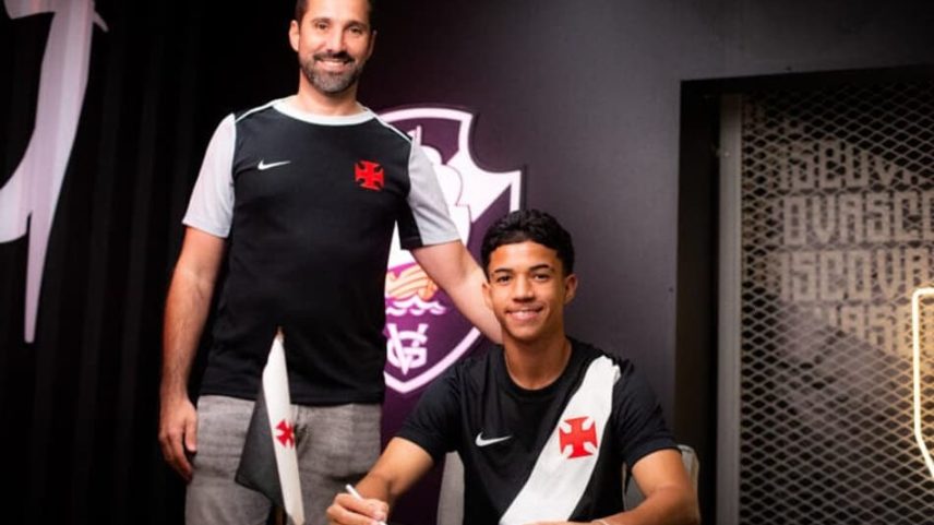 Ao lado do gerente da base, Rodrigo Dias, Andrey Fernandes assina renovação contratual com o Vasco (Foto: DivulgaçãoVasco)