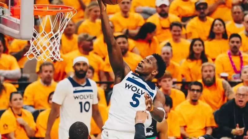 Anthony Edwards brilha ao lado de Mike Conley em retorno improvável
