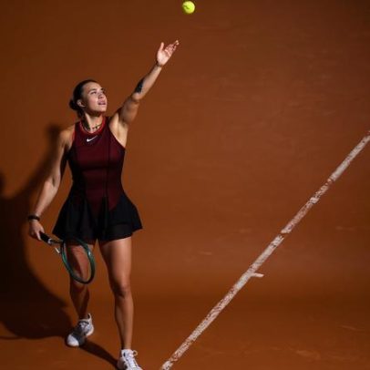 Sabalenka vence a 100ª como número 1 e enfrenta Osaka nas oitavas