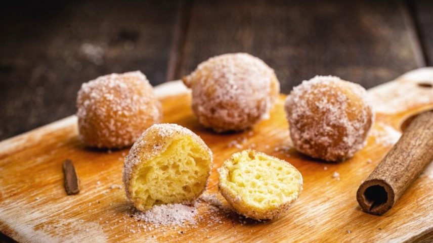Bolinho de chuva proteico de banana (Imagem: RHJPhtotos | Shutterstock)