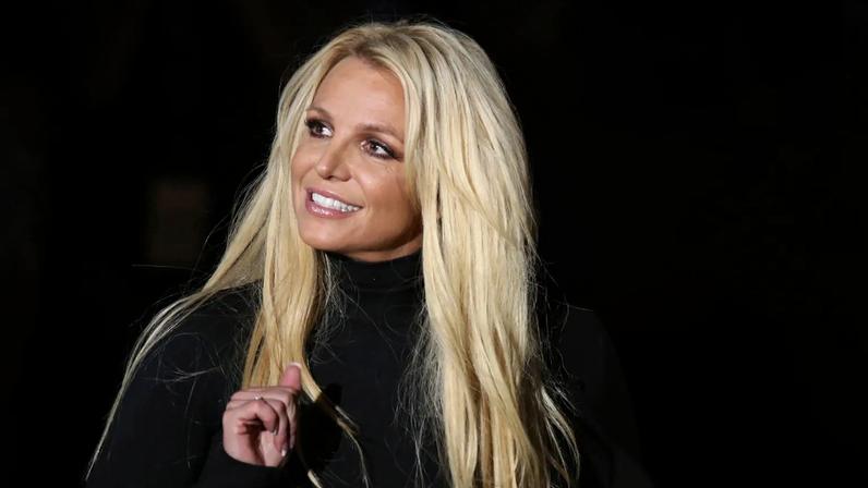 Britney Spears usa sotaque britânico e oferece lasanha a policiais na parada DUI
