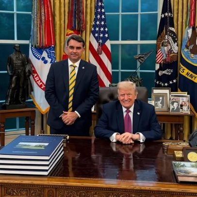 Flávio Bolsonaro vai à Casa Branca e posta foto com Trump