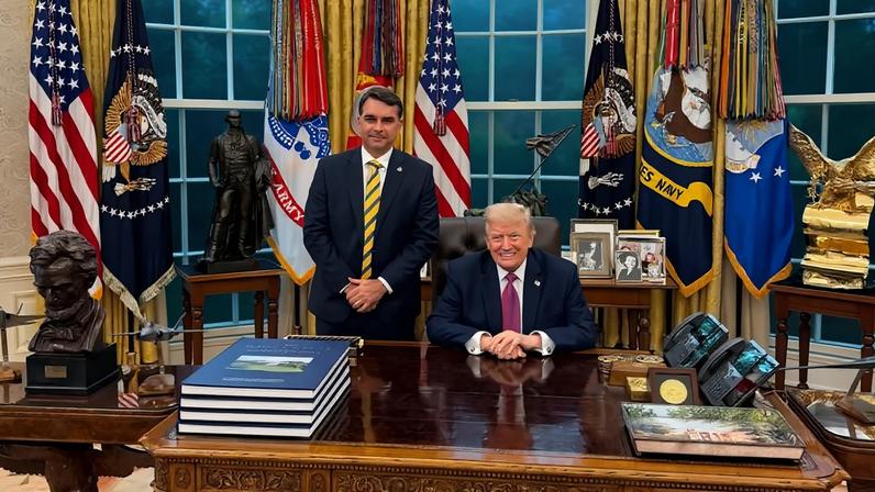 Flávio Bolsonaro vai à Casa Branca e posta foto com Trump