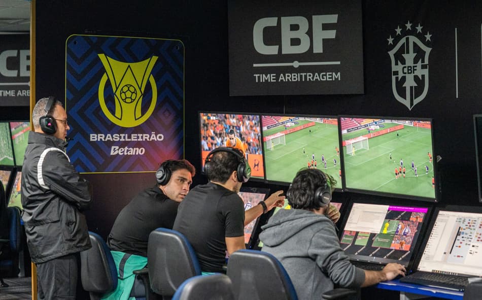 O VAR está em xeque no Brasileirão: média de interferências é superior à de ligas europeias (Foto: Fabio Souza/CBF)