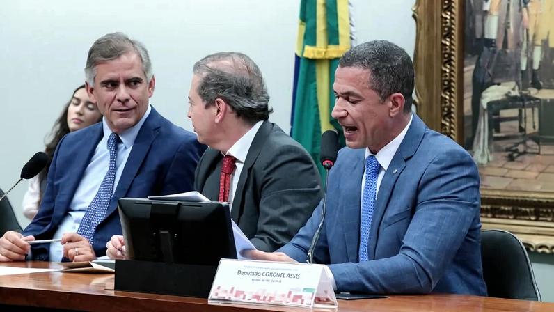 Coronel Assis lê parecer sobre a PEC da maioridade penal. Foto: Bruno Spada/Câmara dos Deputados