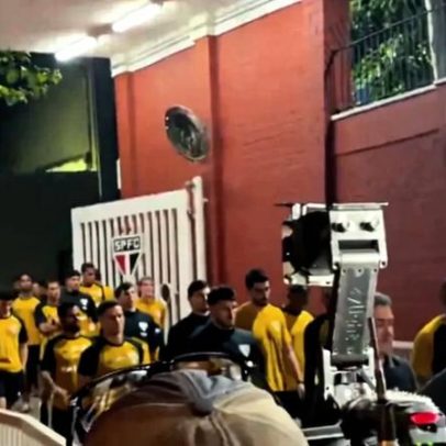 Torcida Organizada do São Paulo protesta no CT e conversa com jogadores