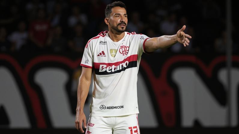 Danilo em campo contra o Vitória (Foto: Gilvan de Souza/Flamengo)