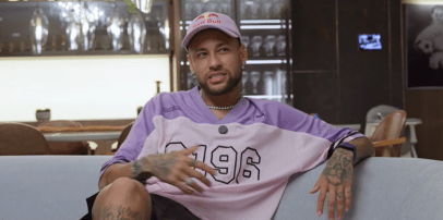 Pai de Neymar quase repreende Justin Bieber por skate na mansão