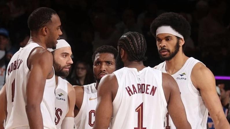 O que o Cleveland Cavaliers pode fazer na próxima offseason da NBA? A equipe foi às finais do Leste, mas precisou de sete jogos para superar Toronto Raptors e Detroit Pistons. Na decisão, no entanto, caiu em quatro partidas. A varrida deu uma péssima impressão, seja na comissão técnica, em seus astros e até nos jogadores de rotação. Clique nas setas para ver.