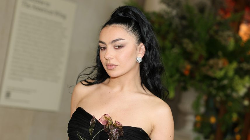 Charli XCX não comenta a música Rock Music; bastidores do clipe
