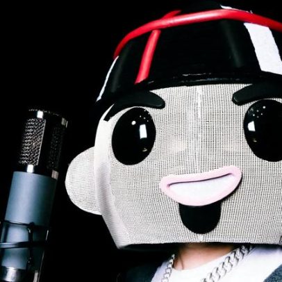 Conheça Chuyin, artista que conquista música mexicana com máscara de tricô