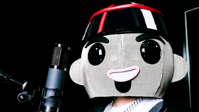 Conheça Chuyin, artista que conquista música mexicana com máscara de tricô