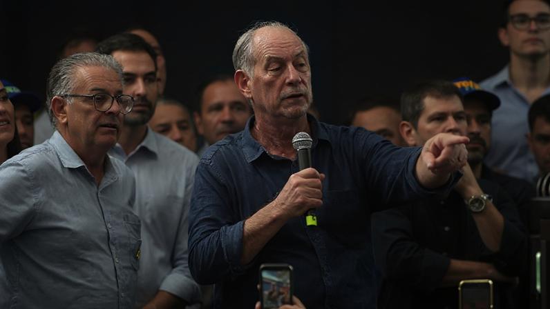 Ciro Gomes confunde gesto de apoiador com apologia ao CV em evento