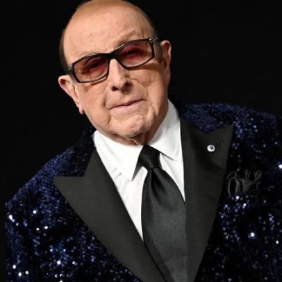 Clive Davis é hospitalizado após problema respiratório