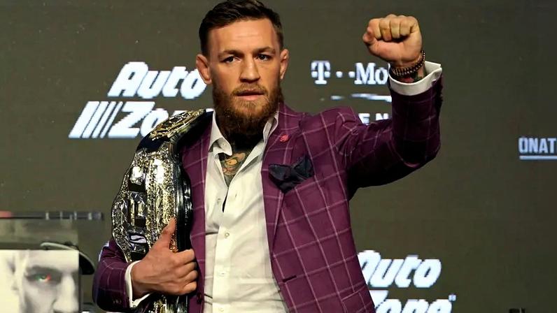 Conor McGregor foi campeão do peso pena e leve do UFC (Foto: Timothy A. Clary/AFP)