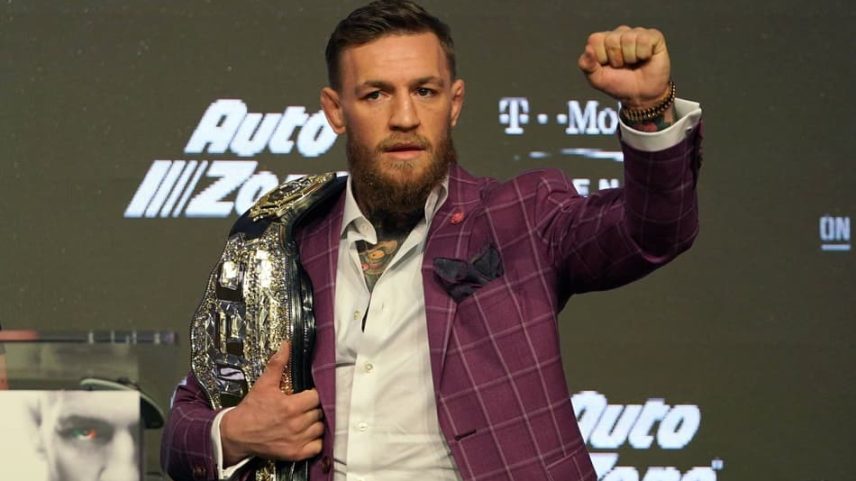 Conor McGregor foi campeão do peso pena e leve do UFC (Foto: Timothy A. Clary/AFP)